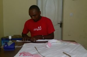 Ahmed Ali Salim fabrique ses sacs biodégradables à Mutsamudu, à Anjouan.