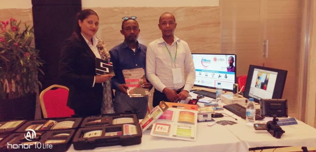 Azhar Bacar (à droite) sur le stand de sa société Cbon Business Solutions, lors du forum World summit awards arab digital innovation forum, qui s'est tenu au Liban en juin 2019.