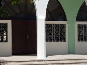 Alkasmi, la Grande mosquée de vendredi de Moroni, affiche portes closes jusqu'à nouvel ordre.